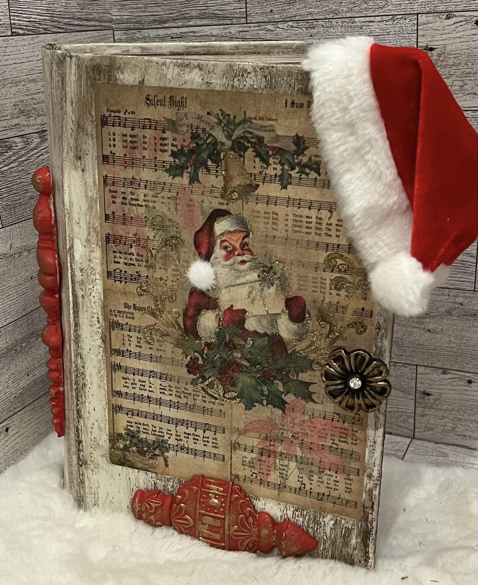 santa book.jpg__PID:5c3890fd-f07c-44ef-be7c-35ef620474e1